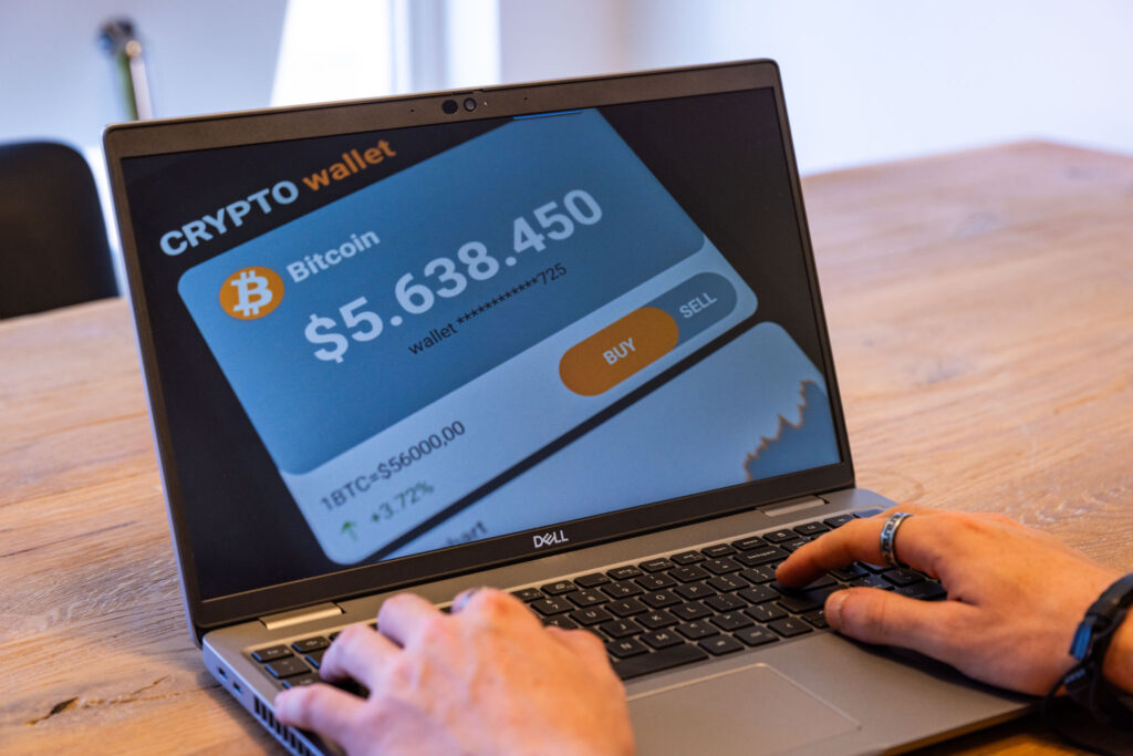 Sim-swapping: Afbeelding van een laptop met daarin een cryptowallet